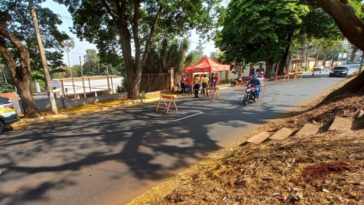 RP Mobi realiza "blitz educativa" para motociclistas na avenida Caramuru