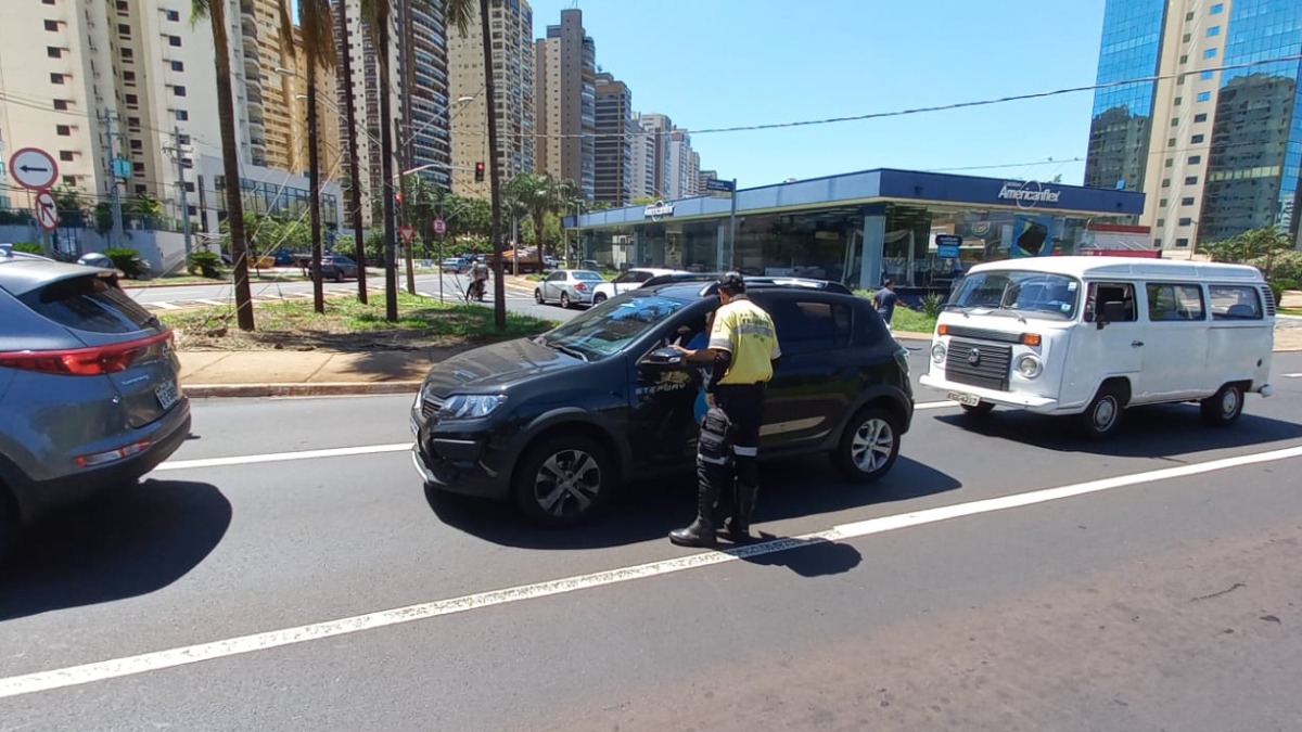 RP Mobi realiza blitz educativa com conscientização sobre o uso do celular na direção