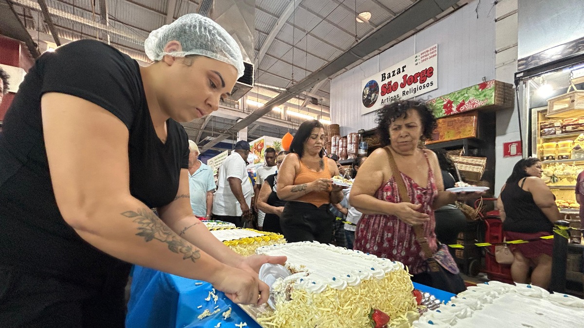 Mercadão de Ribeirão serve bolo em comemoração aos 124 anos