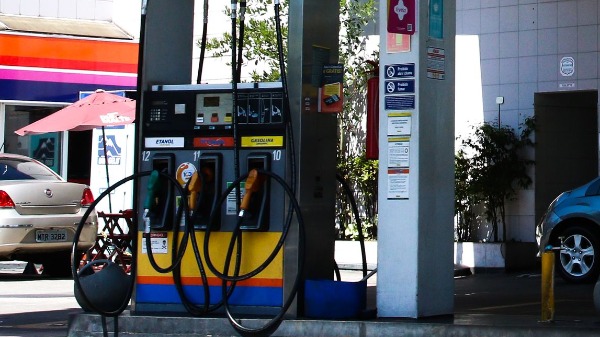Motoristas de São Paulo vivem a expectativa de queda no valor da gasolina (Foto: Rovena Rosa / Agência Brasil) - Foto: Agências