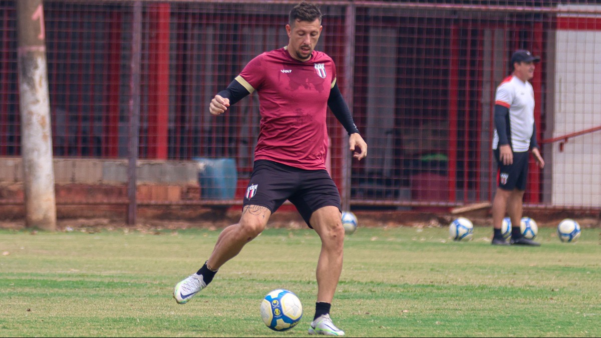 No último treino antes de jogo contra Ponte Preta, Fábio Sanches ganha vaga e retorna ao time titular