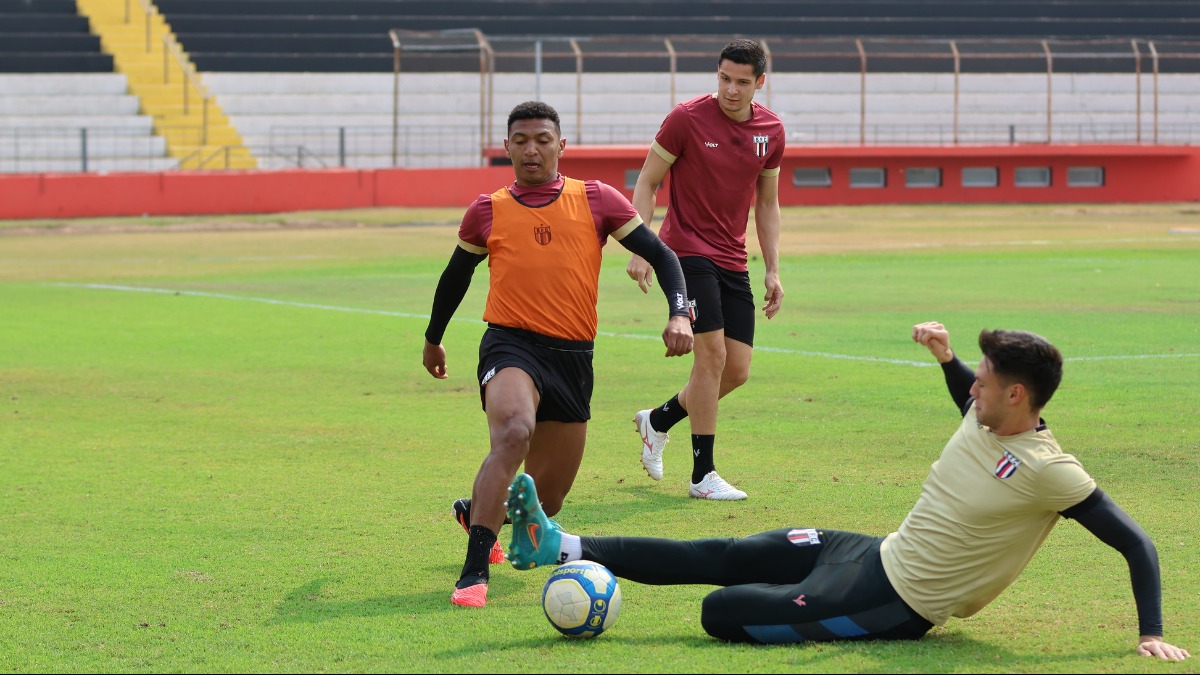 Botafogo enfrenta o Goiás pela Série B nesta segunda-feira (9) buscando se afastar do Z4