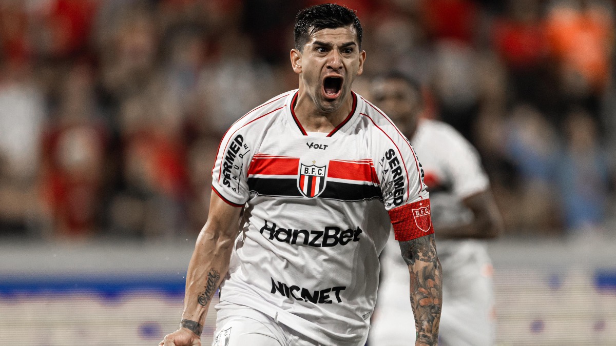 Goleada do Botafogo-SP contra Athletico-PR traz alívio, mas Zanardi pede pés no chão para elenco