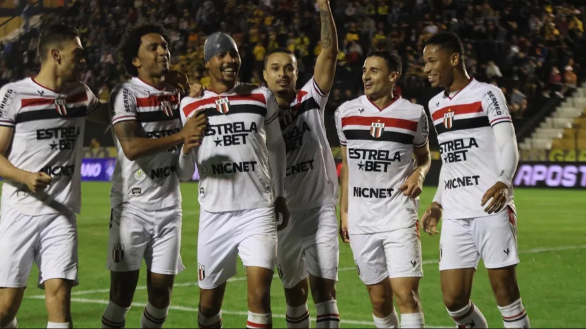 De Bicicleta, Volante Do Botafogo Faz Golaço Fora De área Em Partida ...