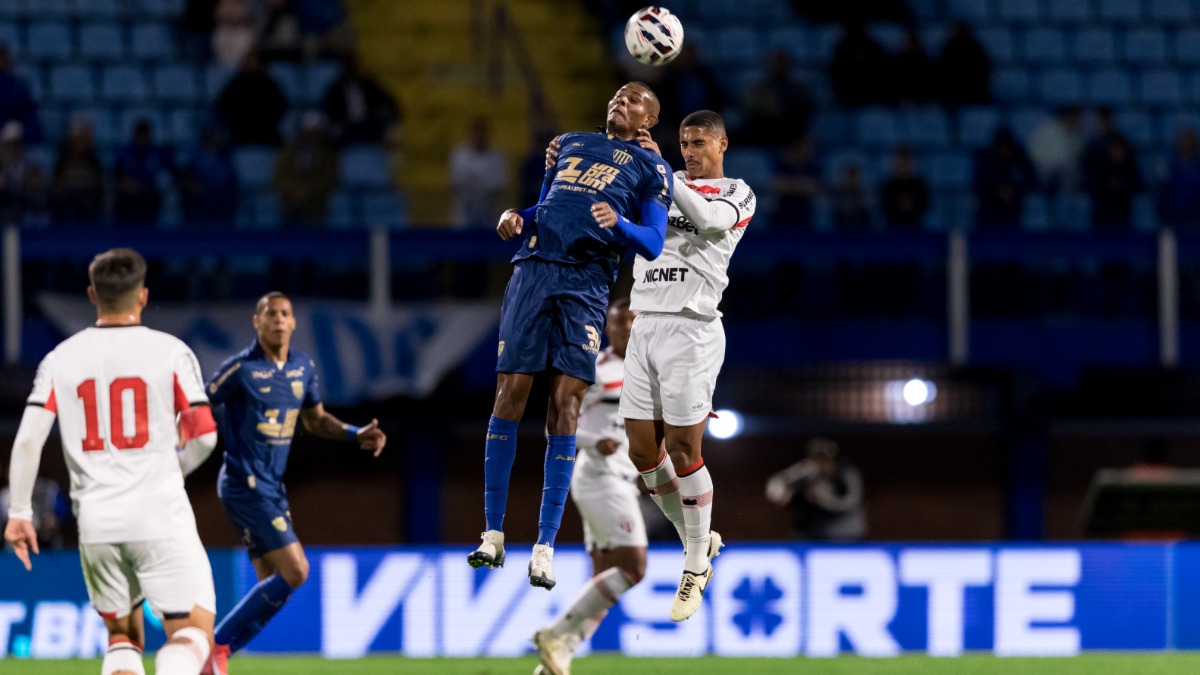 Fragilizado, Botafogo-SP sofre com debandada de jogadores e aguarda chegada de Léo Gamalho