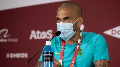 Dani Alves se diz velho e desacreditado, mas quer novo time