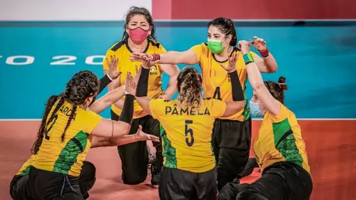 Brasil vence Itália e chega invicto na semi do Vôlei Sentado feminino