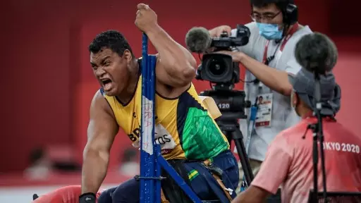 Com direito a recorde mundial, Wallace Santos leva o ouro no arremesso de peso