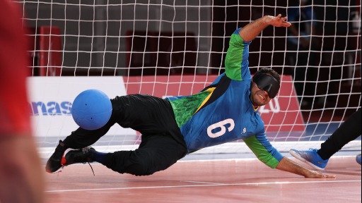 Já pensou em jogar um esporte que junta a quadra de vôlei com o gol de futebol? Conheça o Goalball!