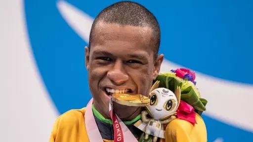 Gabriel Araújo domina prova e leva ouro para o Brasil na Natação