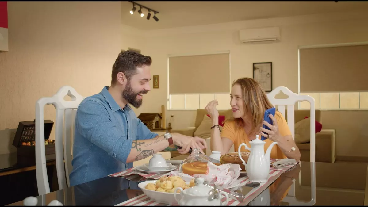 Cauê Fabiano e Edilaine Garcia são os apresentadores da coprodução inédita nas tardes de sábado