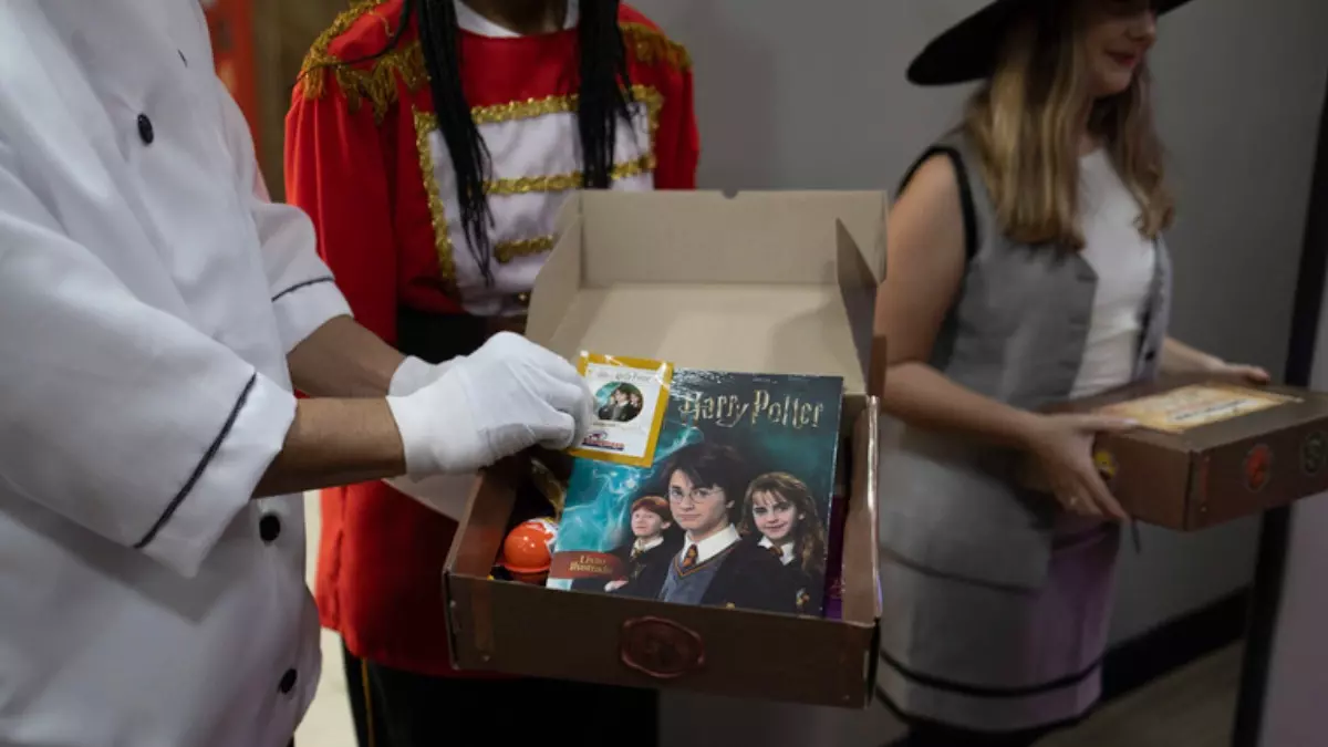 Livro Ilustrado Harry Potter e pacote de figurinhas abrem um mundo mágico aos clientes da rede