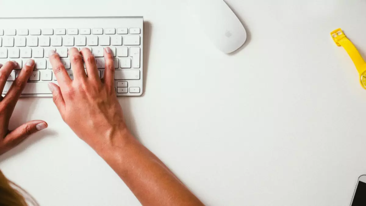 O Marketing de Conteúdo e concentra em criar conteúdo relevante para atrair e envolver uma audiência específica