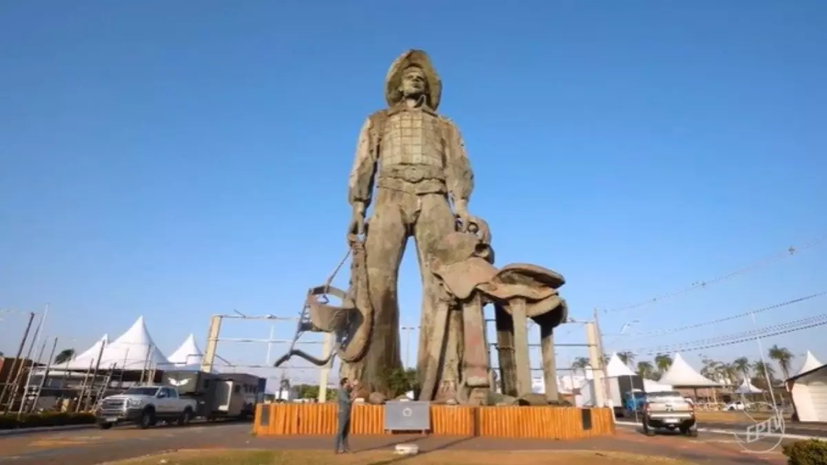 Monumento Jeromão, homenagem ao peão de boiadeiro em Barretos (SP)