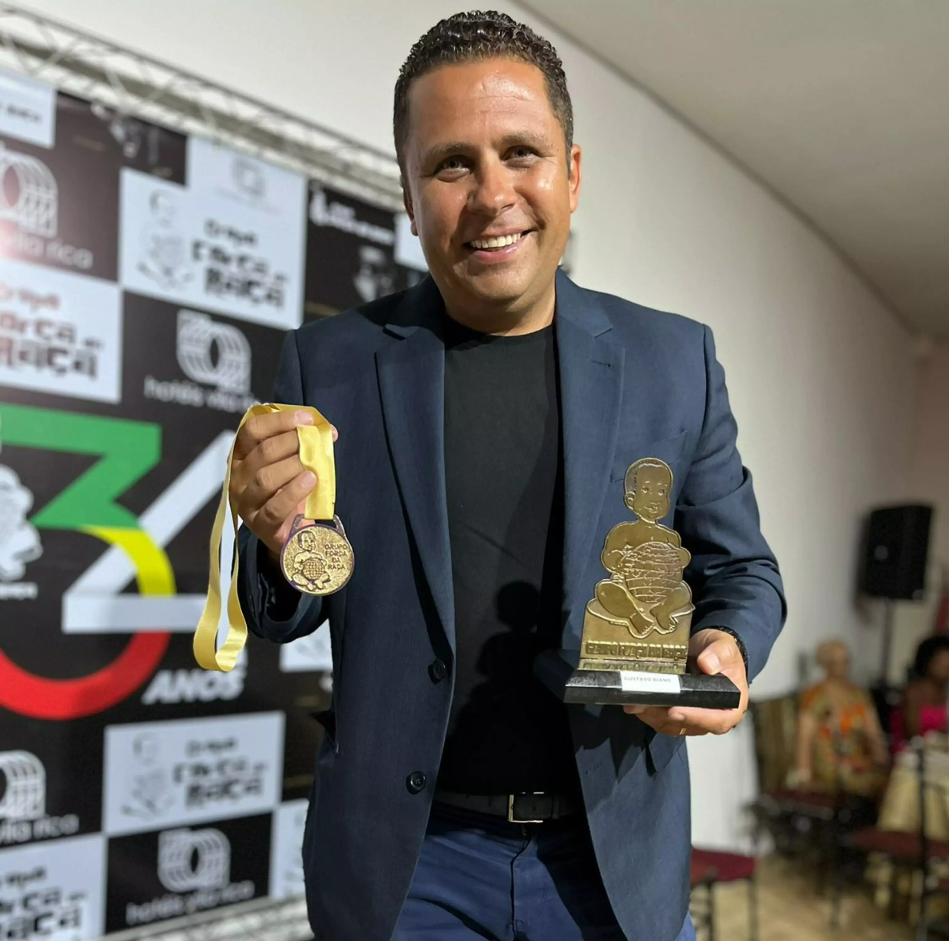 Gustavo Biano recebe premiação por série de reportagens que destacam a questão racial veiculada no Jornal da EPTV Campinas- Crédito: Divulgação)