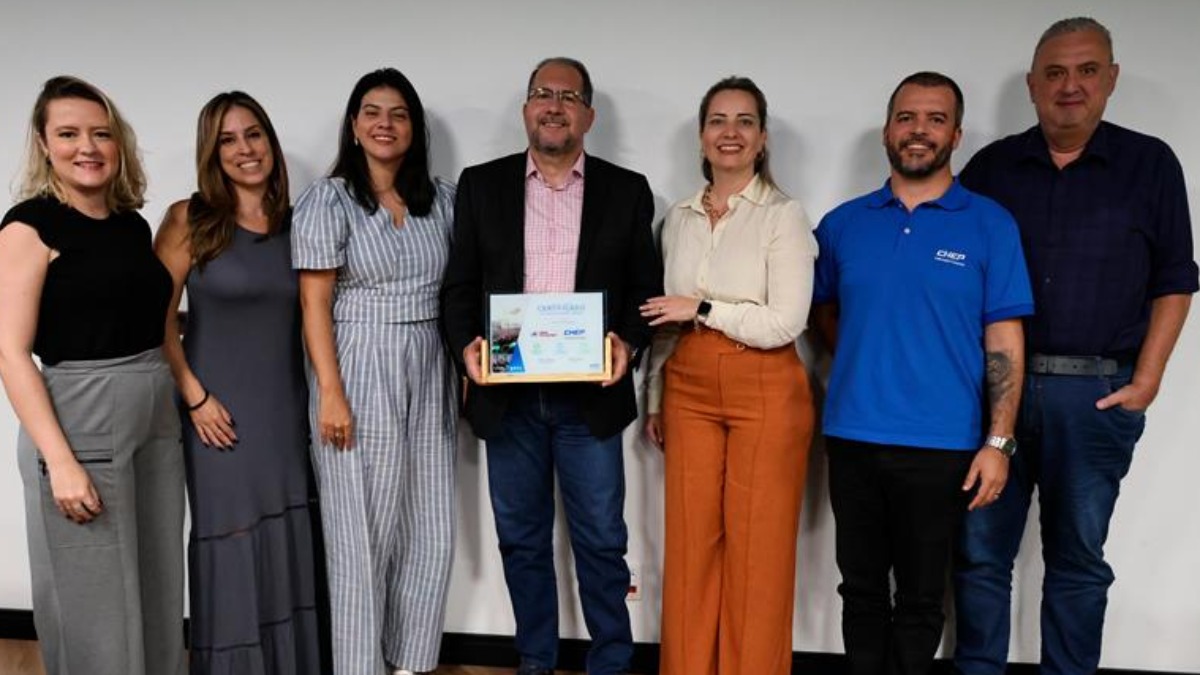 Com a equipe da CHEP, o diretor de Logística do Grupo Savegnago Celso Oliveira recebe certificado de sustentabilidade