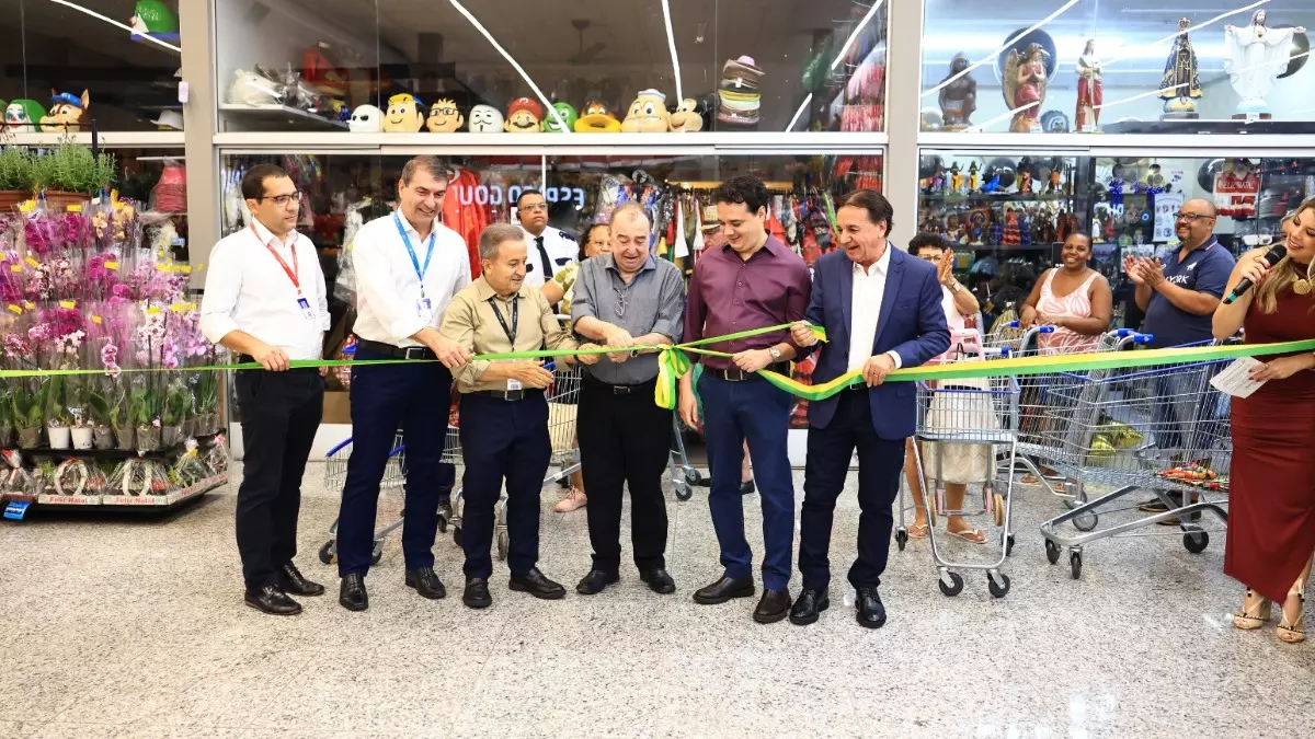 A reinauguração da loja foi oficialmente marcada pelo descerramento da faixa realizado pela Diretoria do Grupo Savegnago - Crédito: Divulgação
