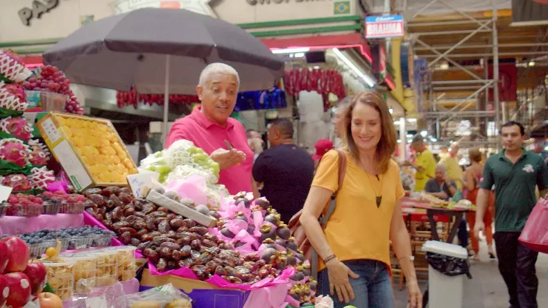 Edilaine Garcia vai ao Mercadão para conhecer o pão com mortadela, especialidade do local