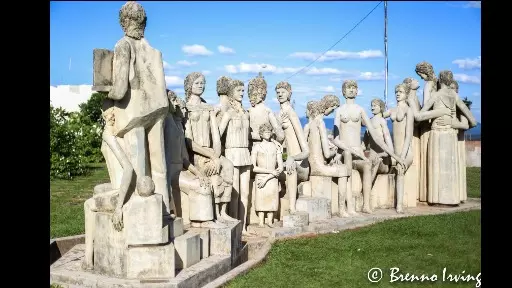 O que fazer com estátuas e monumentos que consagram a experiência colonial e escravista no espaço público brasileiro?