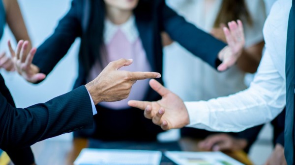 Relatório aponta queda de confiança e aumento da tensão entre líderes e equipes nas empresas - Foto: FatCamera de Getty Images Signature/Canva