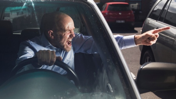Emoções ao volante ajudam a explicar a violência no trânsito brasileiro - Foto: brazzo de Getty Images Signature/Canva
