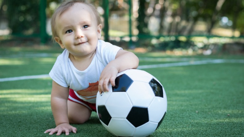 Entenda como as brincadeiras com bola podem estimular o bebê