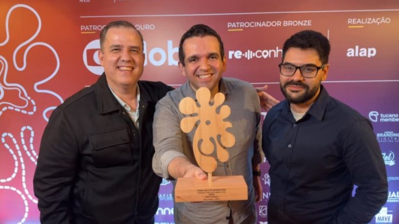 Representantes da EPTV recebem troféu no prêmio Galo de Gramado - Crédito: Divulgação
