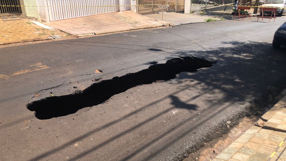 Caminhão de coleta de lixo afunda o asfalto e bloqueia a rua Casemiro de Abreu