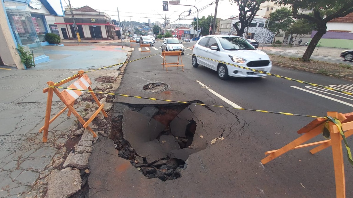 Buraco da avenida Independência que voltou a abrir após chuva segue sem conserto nesta sexta (19)