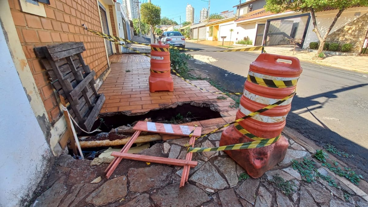 Moradores reclamam de buraco aberto desde o início do ano em rua no Parque Industrial Lagoinha