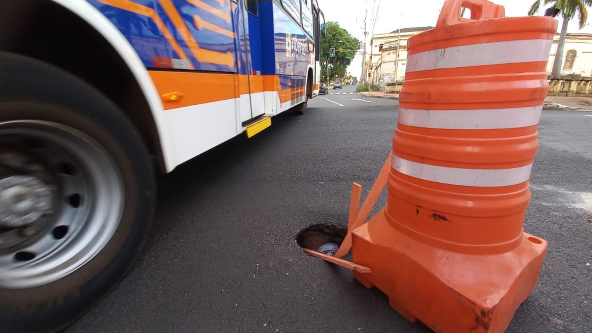 Buraco na Jerônimo Gonçalves causa problemas no trânsito da avenida