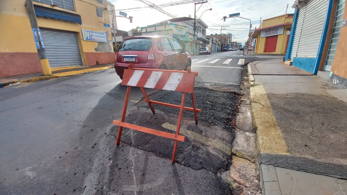 Buraco aberto após serviço da Saerp na rua Henrique Dumont dificulta o trânsito