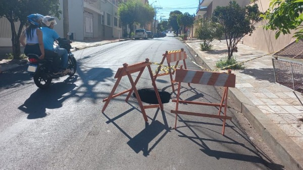 Buraco na rua Cairu - Foto: Samuel Santos/ CBN Ribeirão