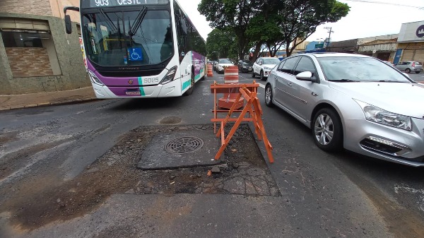 Buraco na avenida Francisco Junqueira - Foto: Samuel Santos/ CBN Ribeirão