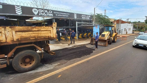 Buraco na rua Lafaiete - Foto: Samuel Santos/ CBN Ribeirão