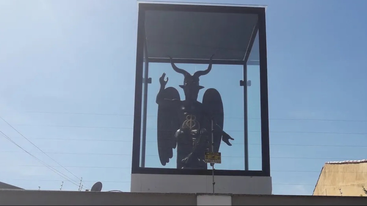 Estátua de cabra chifruda assusta vizinhos e viraliza na internet ...