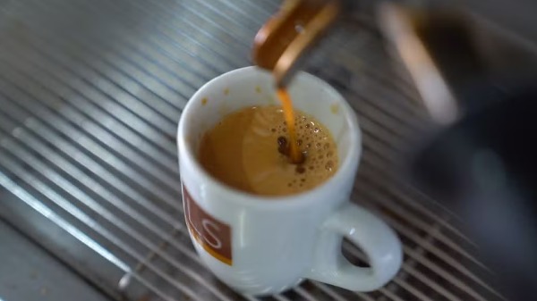 O consumo regular de café é ou não é recomendado?