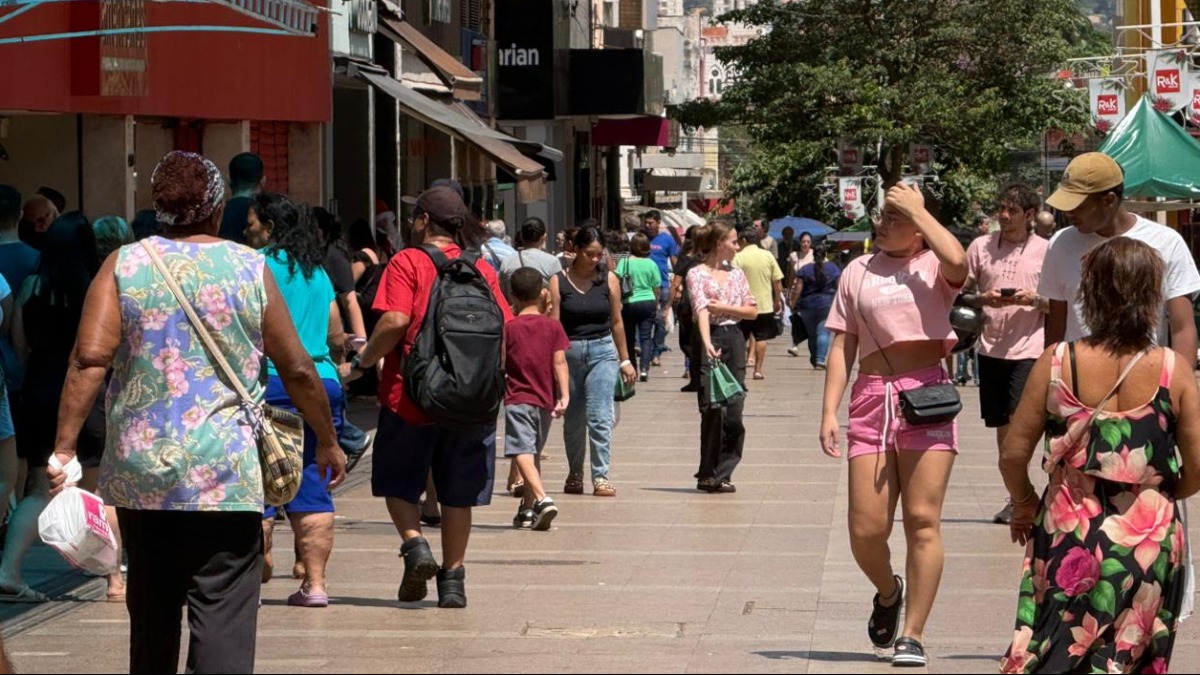 Comércio passa a ter horário estendido para período de festas