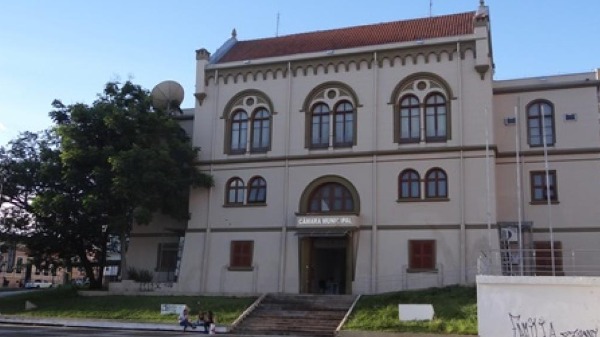 Câmara de São Carlos aprova lei que proíbe homenagens a escravocratas no município