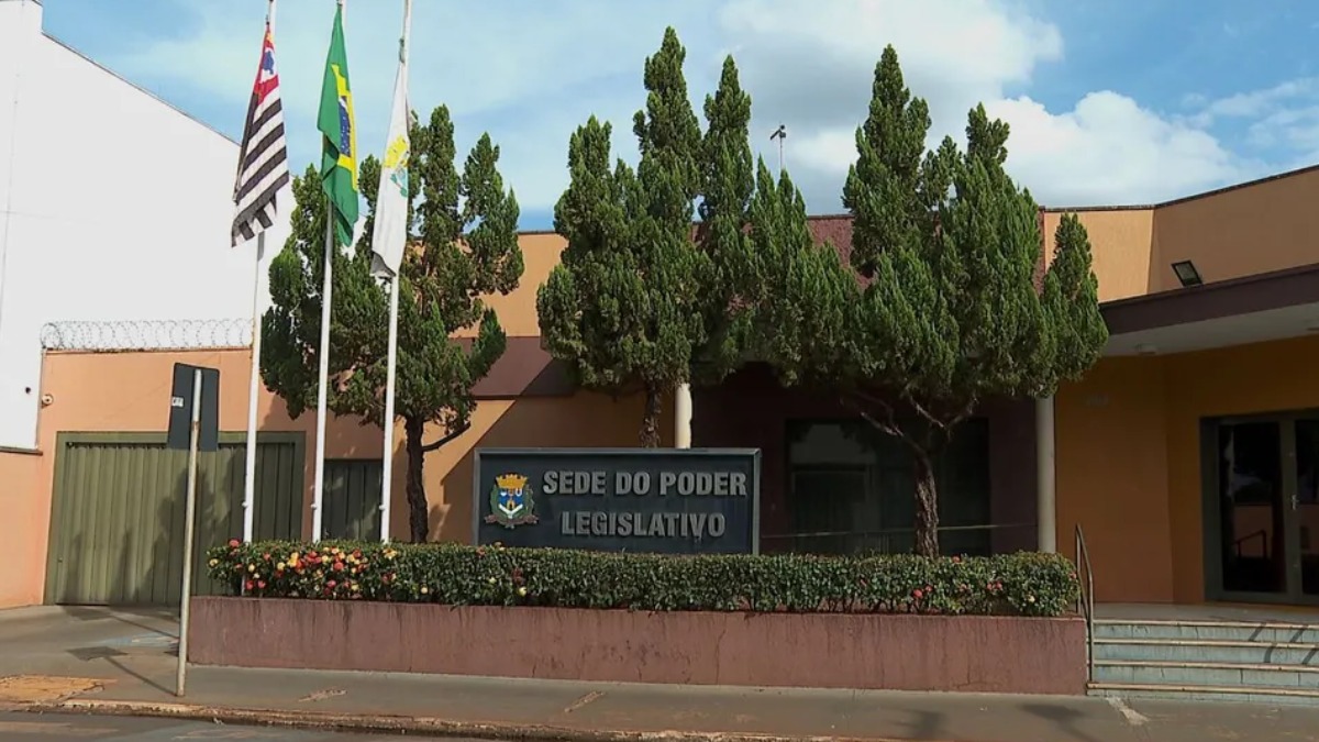 Câmara de Pontal aprova projeto que reajusta valor de tarifas e institui taxa sobre a coleta de lixo