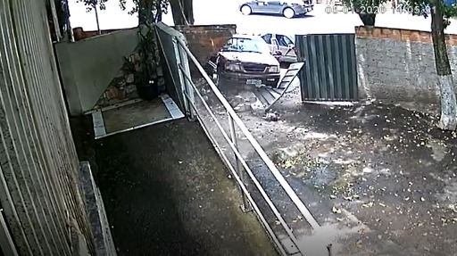 Câmera flagra motorista atropelando mulheres e criança