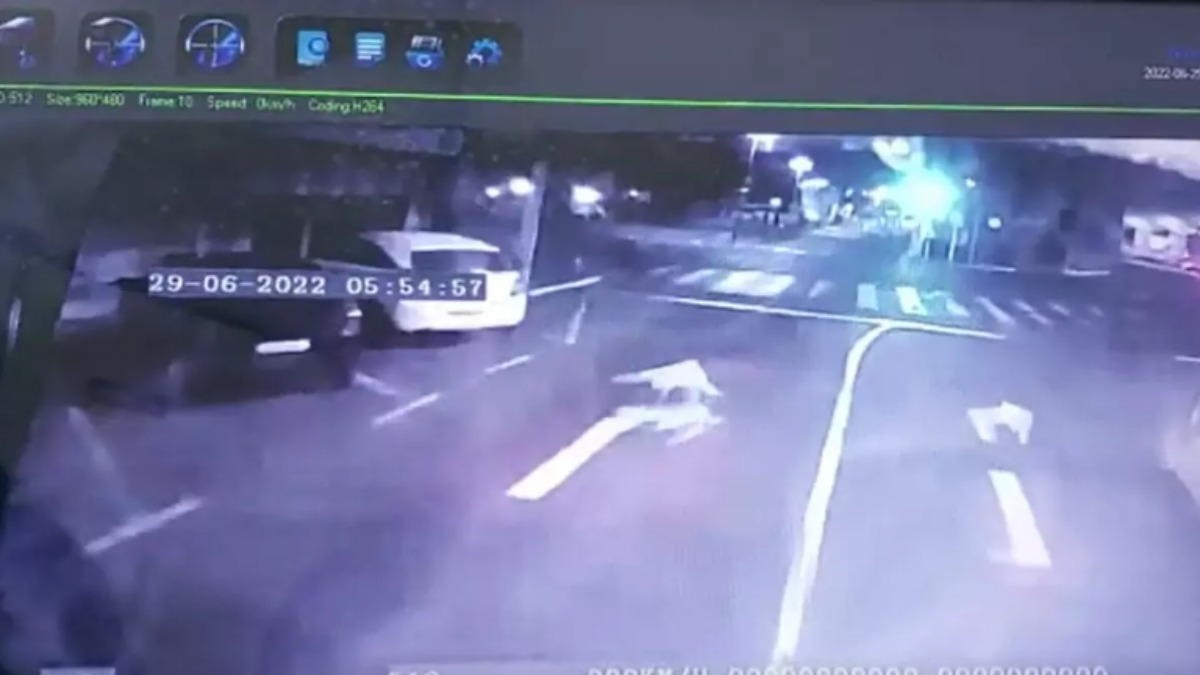 Câmera flagra acidente entre ônibus e carro em São Carlos