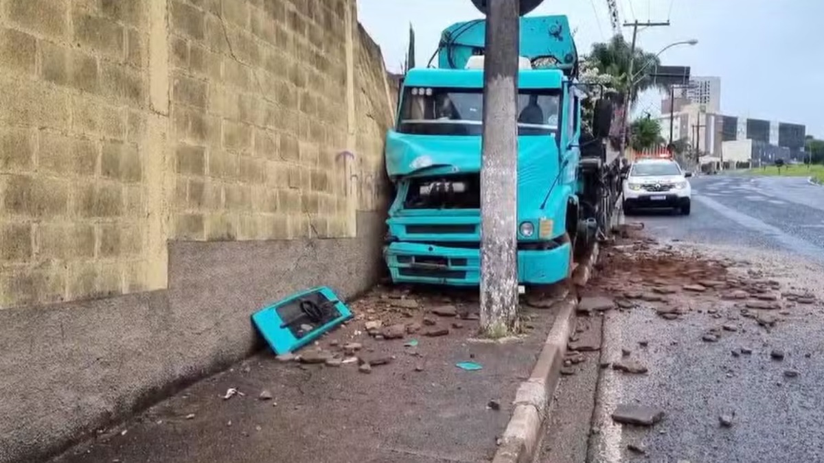 Ladrão tenta roubar caminhão, mas bate em muro após percorrer apenas 200 metros