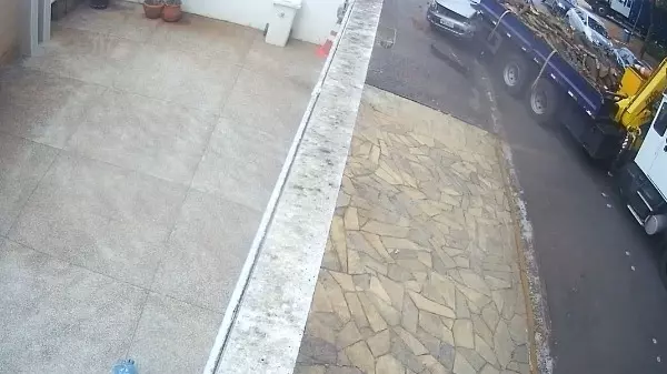 Vídeo: caminhão perde freio e bate em carros no Castelo, em Campinas