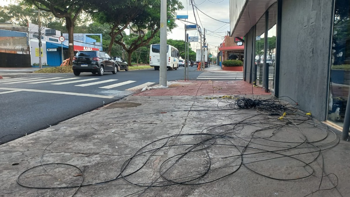 Caminhão baú puxa fiação, derruba poste e interdita avenida Treze de Maio nesta quarta-feira (19)