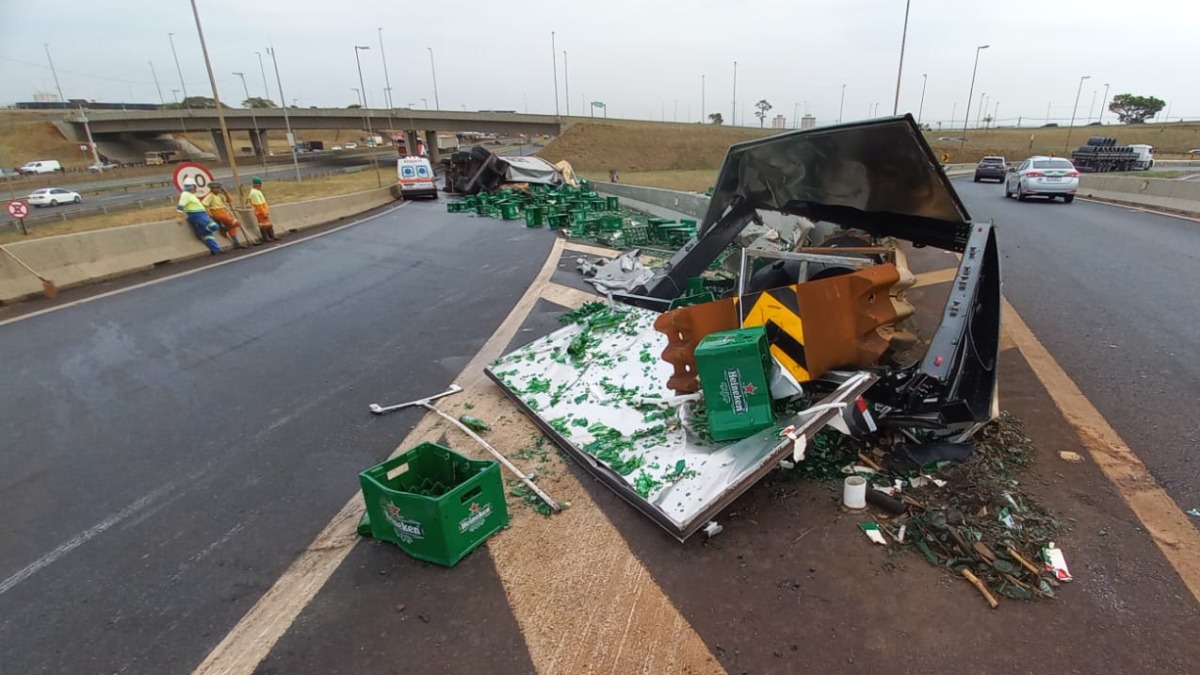 Caminhão tomba em alça de acesso do Trevão e causa congestionamento na Anhanguera