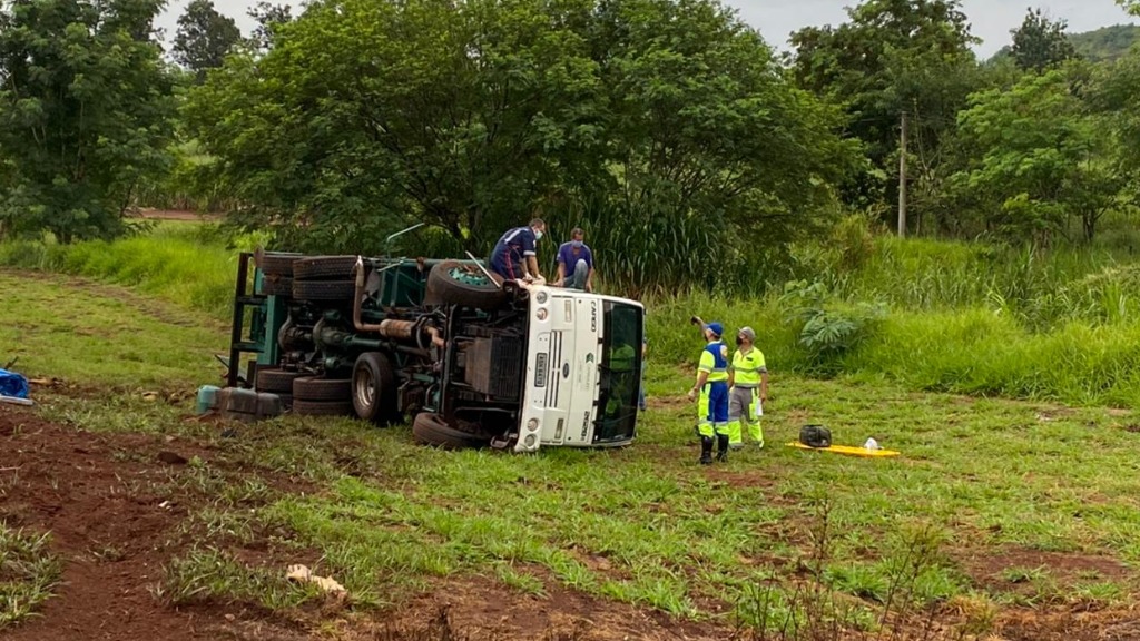 Caminhão perde o controle e tomba em rodovia de Pradópolis