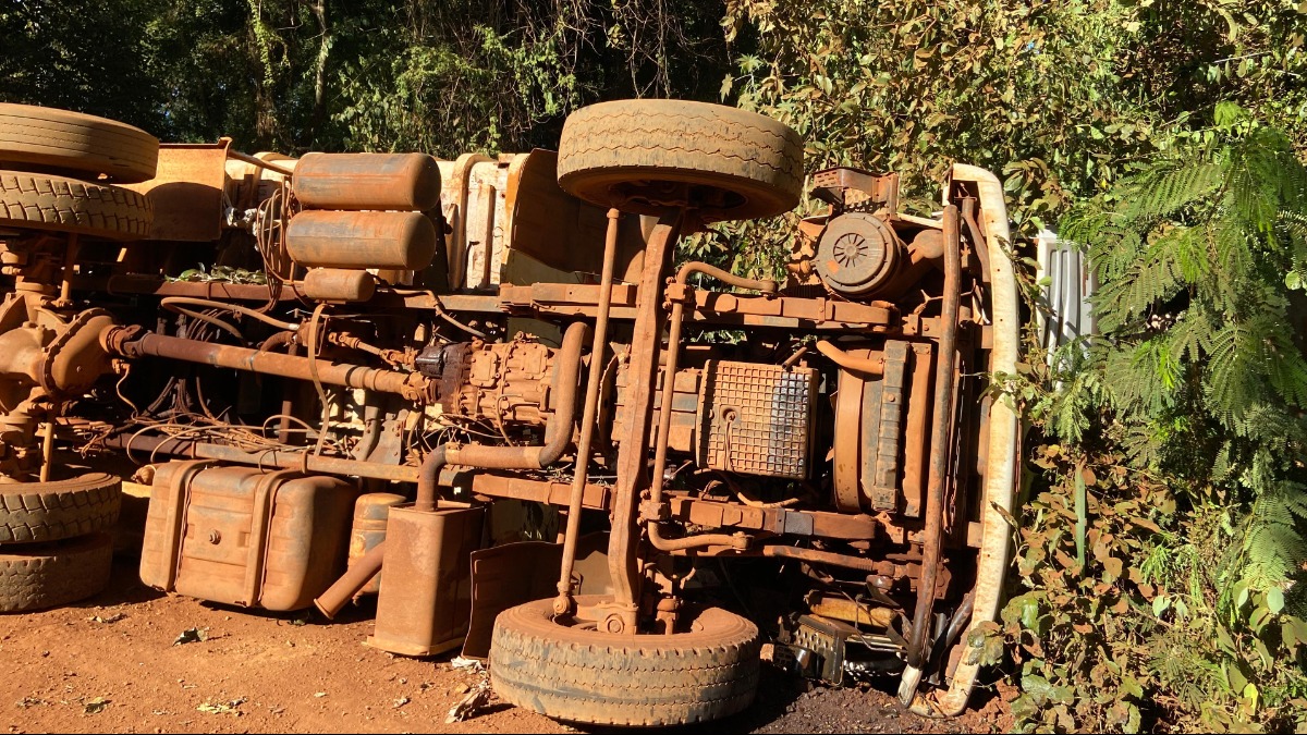 Caminhão tomba em estrada de terra na Zona Sul de Ribeirão