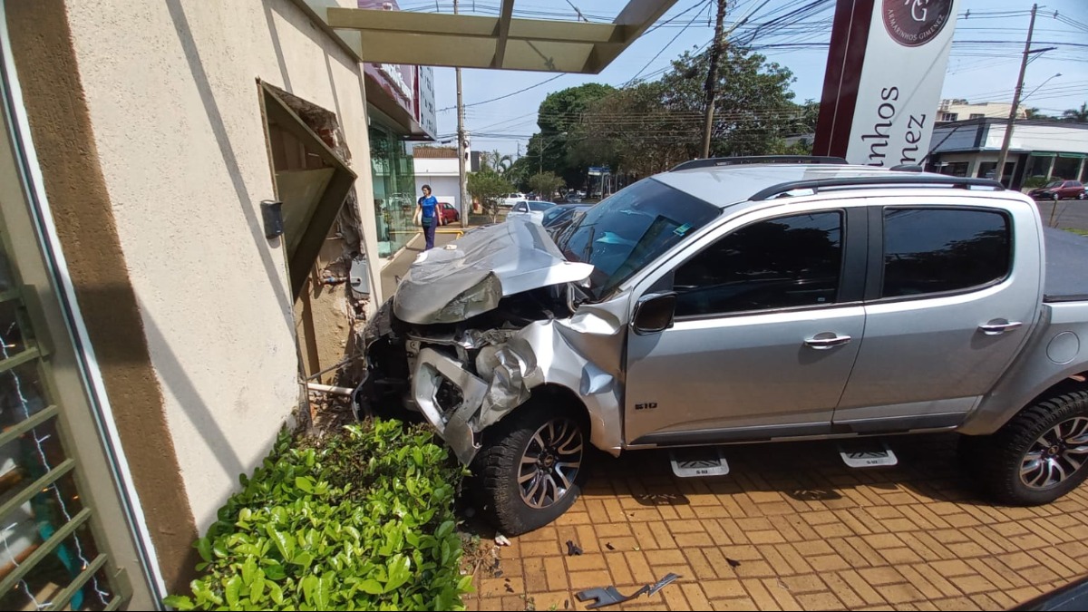 Caminhonete é abandonada depois de bater em muro de restaurante na avenida João Fiúsa