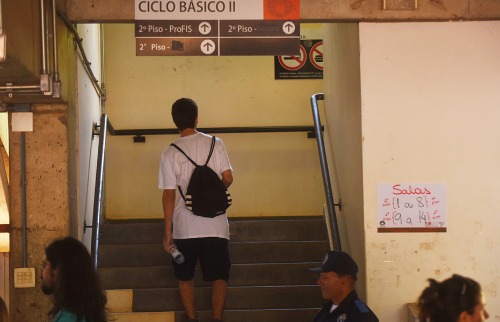 Candidato chega a local de exame do vestibular Unicamp